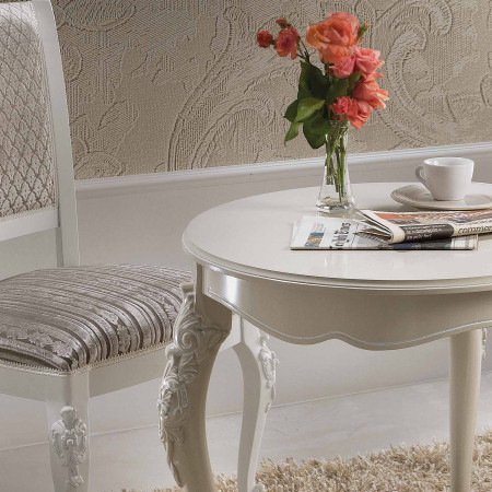 Tavolino da salotto rotondo classico con intagli decorativi
