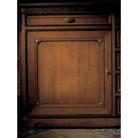 Credenza 2 ante liscie con zoccolo scantonata in dettaglio