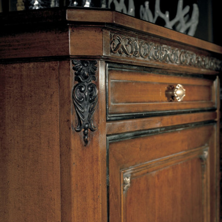 Dettaglio intagli laterali Credenza 2 ante liscie