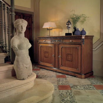 Credenza 2 ante con intarsi vista ravvicinata