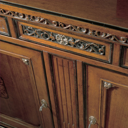 Credenza 2 ante con intarsi zoccolo e spalla scantonata