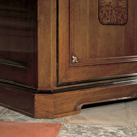 Credenza 2 ante legno, dettaglio zoccolo intarsiato