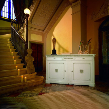 Credenza 2 ante con formella, zoccolo sagomato, dettaglio intagli