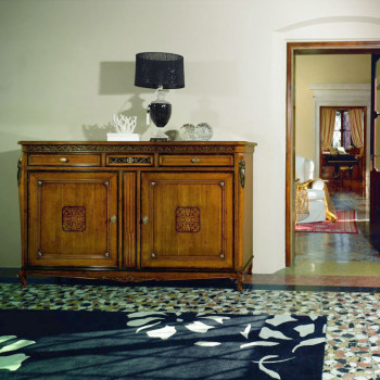 Credenza 2 ante con intarsi, ambientazione classica
