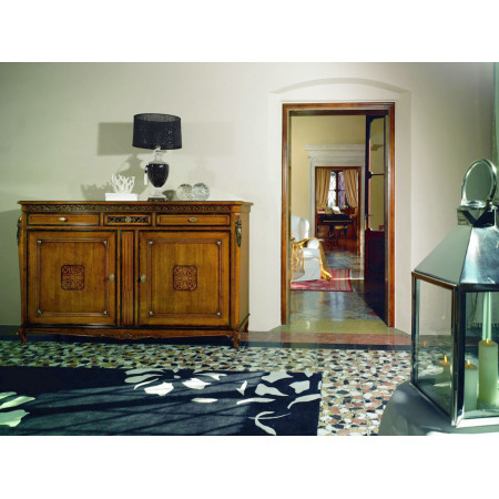 Credenza 2 ante con intarsi in ambiente classico