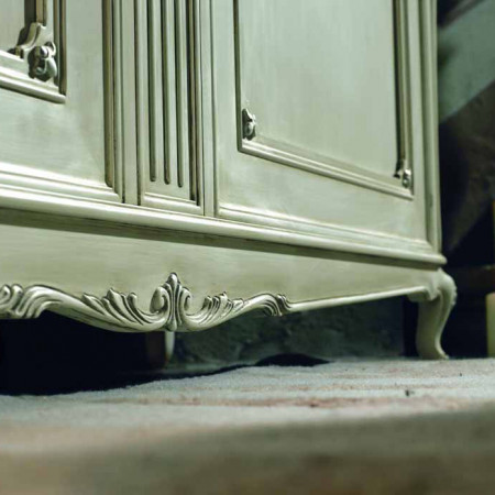 Dettaglio piede della credenza 2 ante con formella