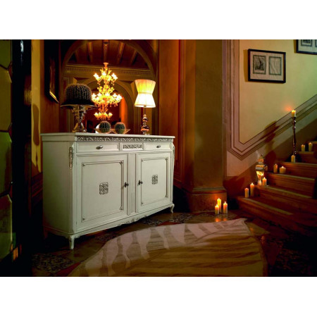 Credenza 2 ante con formella e dettagli intagliati