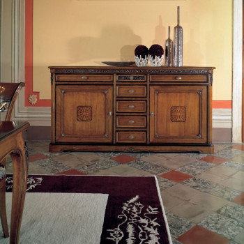 Credenza 2 porte con intarsi, dettaglio zoccolo sagomato