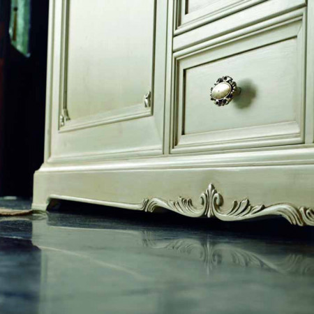 Dettaglio zoccolo sagomato della credenza 2 porte