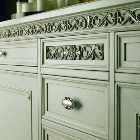 Dettaglio intaglio fascia sottopiano credenza legno