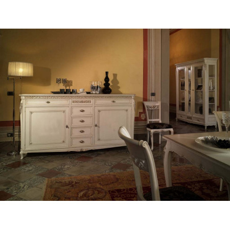 Credenza 2 porte liscie con dettagli intagliati a mano