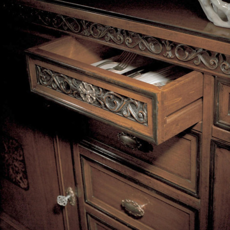 Dettaglio cassetto credenza 2 porte intarsi
