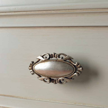 Credenza 2 porte formella dettaglio della maniglia intagliata