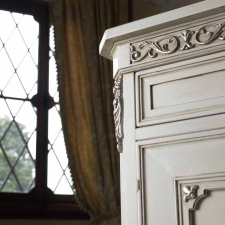 Dettaglio intaglio credenza 3 ante liscie