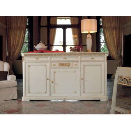 Credenza 3 ante liscie, dettaglio intagli e zoccolo