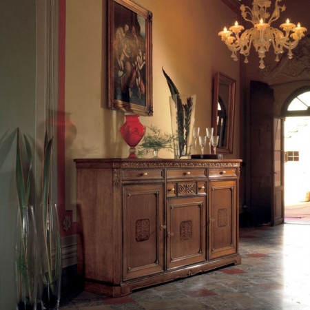 Credenza 3 ante con dettagli intagliati e intarsiati