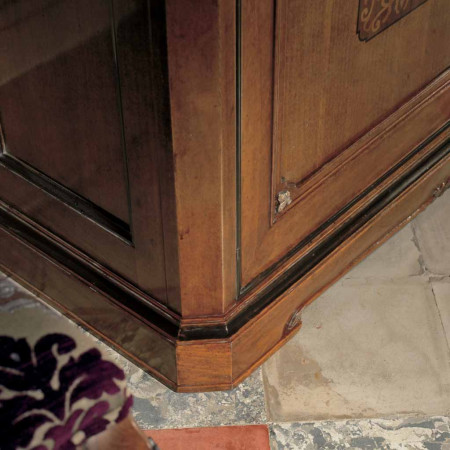 Dettaglio del zoccolo di credenza 3 ante in legno