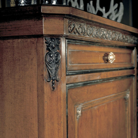 Dettaglio credenza 3 ante, spalla intagliata e zoccolo