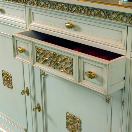 Dettaglio credenza 3 ante con formelle intagliate