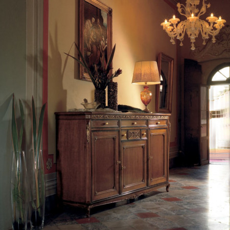 Credenza 3 ante liscie con spalla curva ambientata