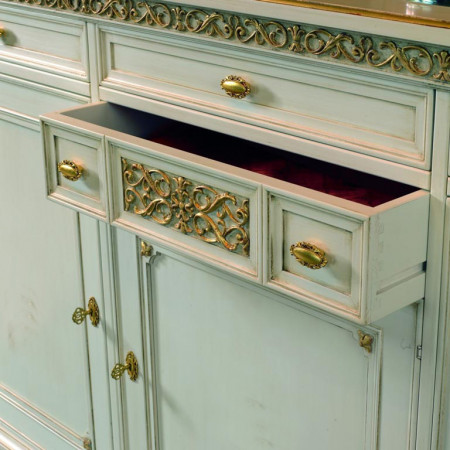 Dettaglio credenza 3 ante liscie con intagli dorati