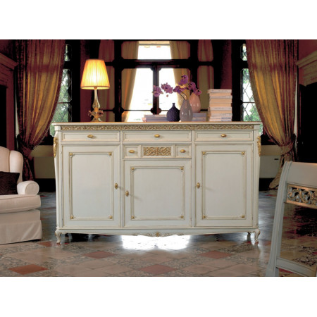 Credenza 3 ante liscie piede 700 in ambiente elegante