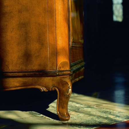Dettaglio piede credenza 3 ante intarsiata