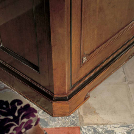 Argentiera 2 porte liscie con zoccolo sagomato in legno