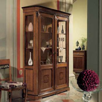 Argentiera 2 porte con intarsi in un ambiente elegante