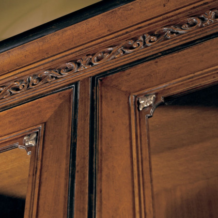 Argentiera 2 porte, dettaglio intarsi in legno