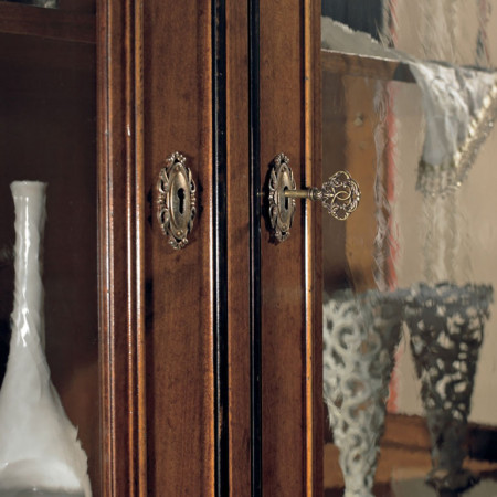 Argentiera 2 porte liscie con chiave decorativa e vetrina