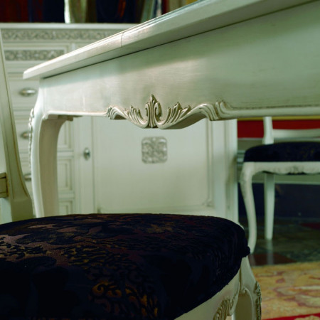 Dettaglio intaglio gambe Tavolo Venezia allungabile