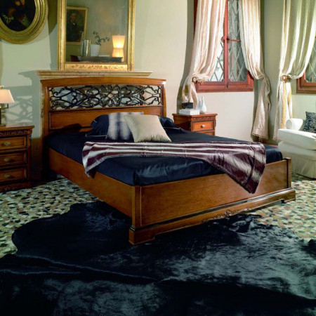 Letto testata traforato giroletto con zoccolo in ambiente