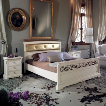 Letto testata imbottita, pediera traforata, con zoccolo intagliato