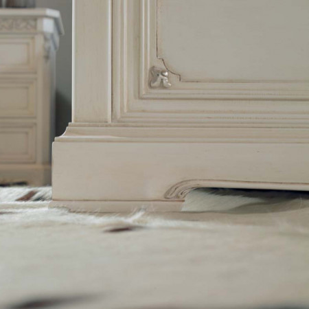Dettaglio zoccolo letto testata imbottita pediera traforato