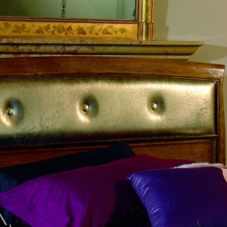Dettaglio testata imbottita letto con zoccolo in legno