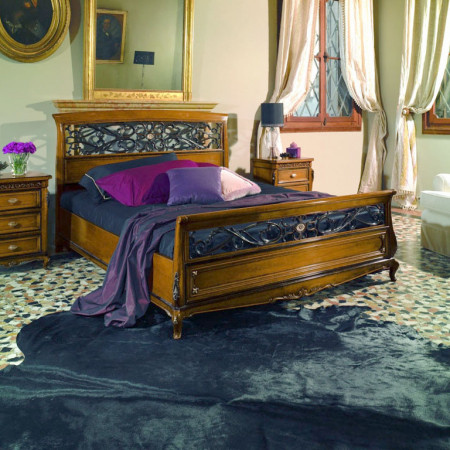 Letto testata e pediera traforata, dettaglio intaglio floreale