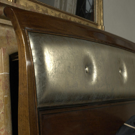 Dettaglio testata imbottita del letto Venezia