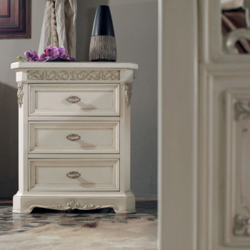 Comodino con zoccolo spalla scantonata, dettaglio intaglio