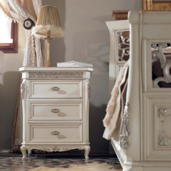 Comodino piede 700 e spalla curva con dettagli intagliati