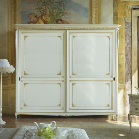 Letto classico con testiera intagliata in legno e tessuto