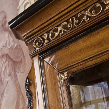 Porta TV con dettagli intagliati in legno