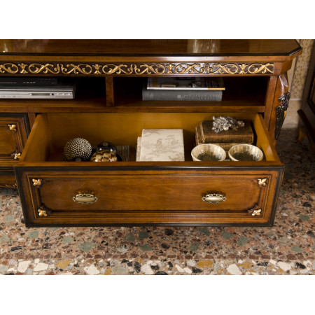 Porta TV con base e vetrine, dettaglio del legno intagliato