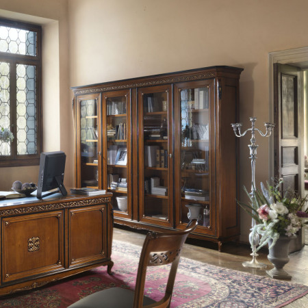 Libreria 4 ante con piedi 700, dettaglio intagliato