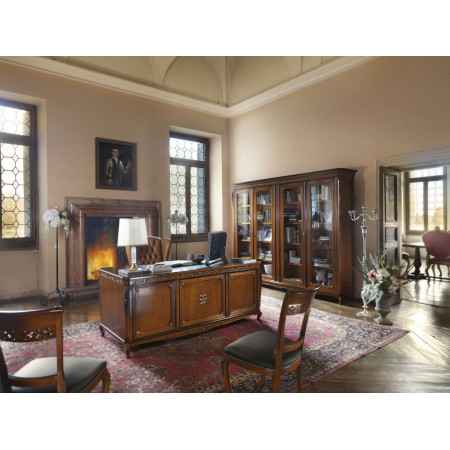 Libreria 4 ante con piedi 700 in ambiente elegante