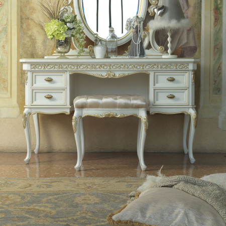 Camera classica con armadio, dettaglio testata letto decorata