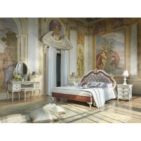 Specchiera per mobile da trucco con cornice intagliata in stanza decorata