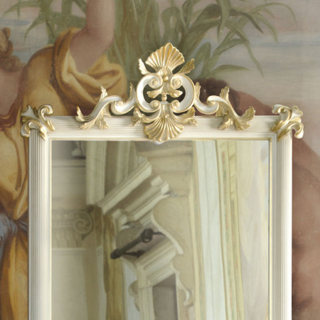 Specchiera con specchio molato, dettaglio intaglio legno