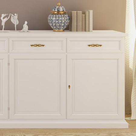 Credenza su misura classica con dettaglio delle maniglie in metallo