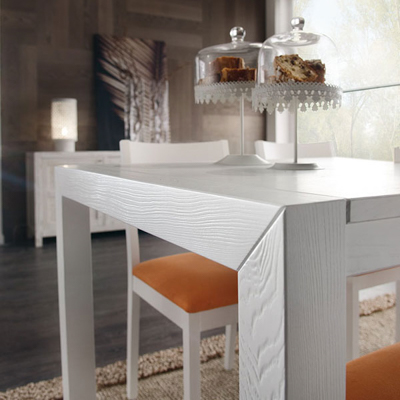 Bianco opaco su legno spazzolato